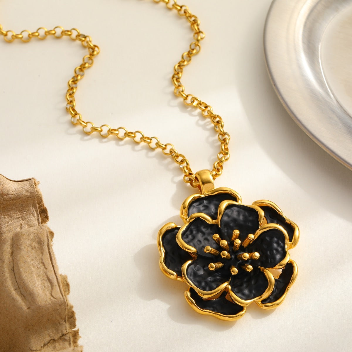 Necklace Flor Negra